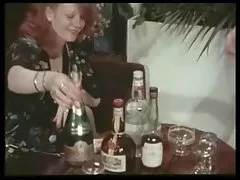Qız zamanı porno gözəl licks yumurta və ehtiyatla qəşəng üzvü, gənc dost
