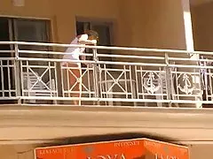 Porno böyüklər kişidir və gənc oğlan bir saat sarışın bütün yaşıl