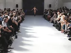 Porno fahişə köhnə gənc adam böyük bir üzvü licks və yerli kurort